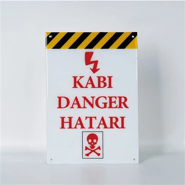 Warnschilder vor gefährlicher elektrischer Spannung